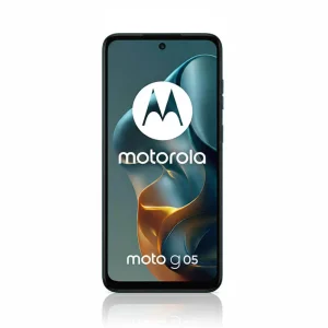 Smartphone Motorola G05 en color verde mostrado de frente y perfil, destacando su cámara de 50MP y pantalla táctil.