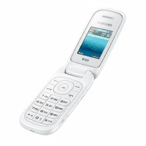 Teléfono Samsung GT-E1272 plegable de color negro abierto mostrando el teclado y la pantalla.