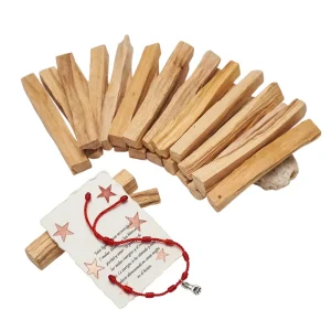 Palitos de madera sagrada de Palo Santo Premium de Perú colocados en fila junto a una pulsera protectora de hilo rojo de 7 nudos con tarjeta informativa, de Mercachip.