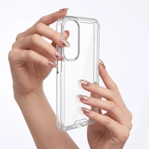 Funda de silicona transparente de alta claridad con esquinas reinforced antigolpes compatible con Samsung Galaxy A16 5G sostenida con las manos de la tienda Mercachip.