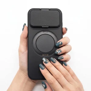 Funda protectora robusta en color negro mate con tapa visera abatible para cámara y anillo soporte desplegable compatible con iPhone 17 Pro Max de Mercachip.