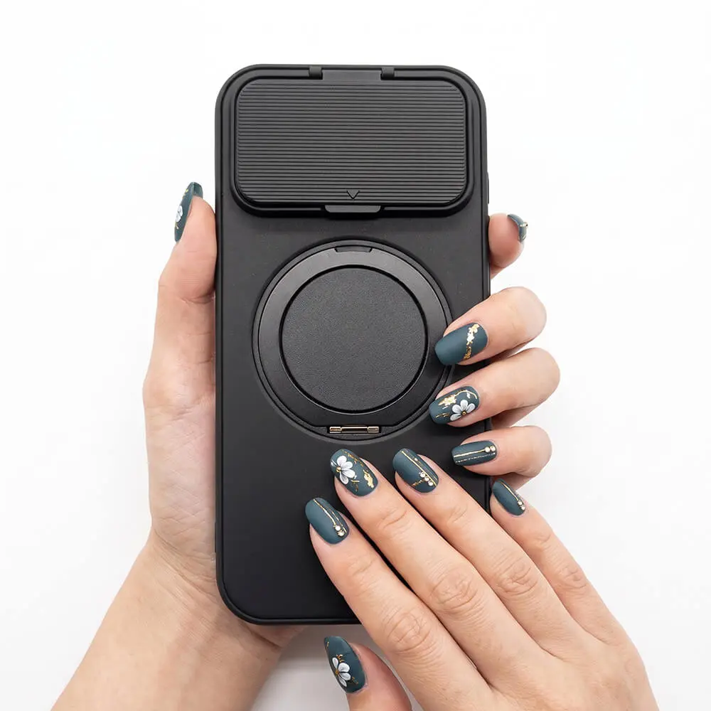Funda protectora robusta en color negro mate con tapa visera abatible para cámara y anillo soporte desplegable compatible con iPhone 17 Pro Max de Mercachip.