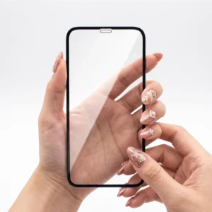Protector de pantalla de cristal templado transparente 10D con borde negro sostenido en mano compatible con iPhone XR y 11 de la tienda Mercachip.