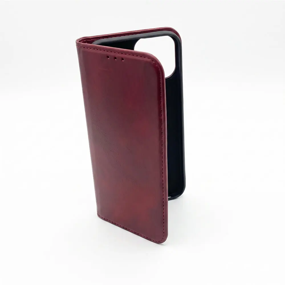 Funda tipo libro desplegada en polipiel color granate con ranuras para tarjetas y soporte interior de TPU compatible con iPhone 14 de la tienda Mercachip.